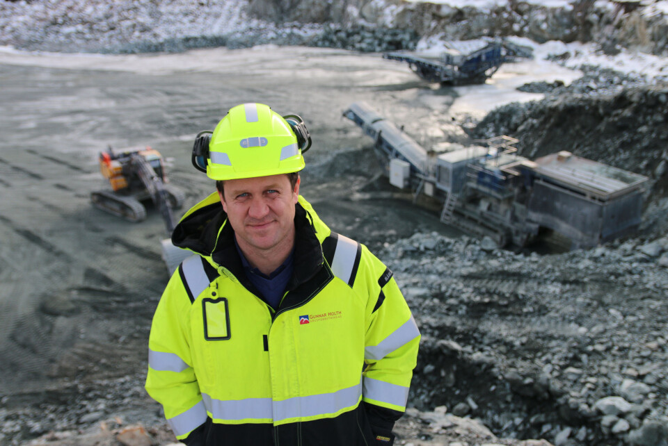 Fredrik Holth er på plass i sjefsstolen i familieselskapet Gunnar Holth Grusforretning AS. – Det blir spennende å se hvordan markedet utvikler seg, og hva vi kan få til med selskapet fremover, sier han. Fredrik Holth er på plass i sjefsstolen i familieselskapet Gunnar Holth Grusforretning AS. – Det blir spennende å se hvordan markedet utvikler seg, og hva vi kan få til med selskapet fremover, sier han.
