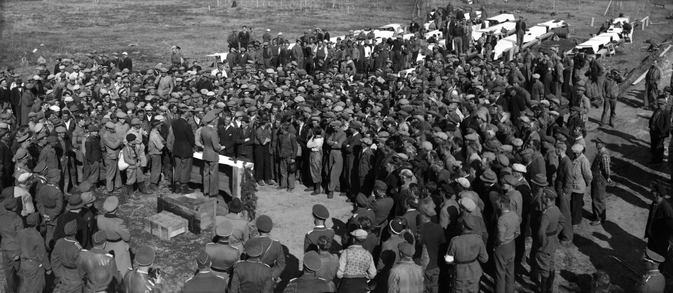 Med et hoff av tyske offiserer til stede holder Reichskommissar Norwegen Josef Terboven 1. maitale for arbeidere på Værnes garnison. Fotograf: Schrøder. (Utlånt av Sverresborg Trøndelag Folkemuseum). Med et hoff av tyske offiserer til stede holder Reichskommissar Norwegen Josef Terboven 1. maitale for arbeidere på Værnes garnison. Fotograf: Schrøder. (Utlånt av Sverresborg Trøndelag Folkemuseum).
