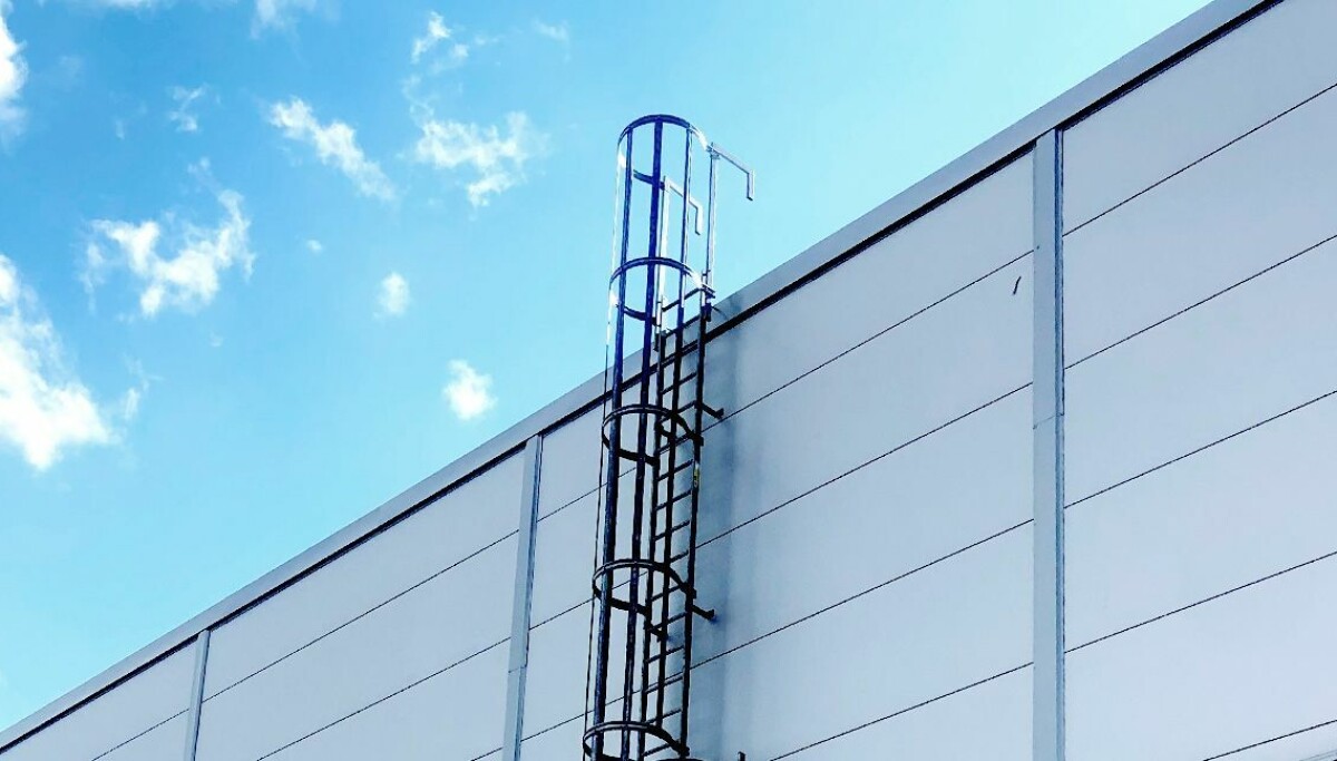 Entreprenører prosjekterer med veggmonterte stiger til inspeksjon ...