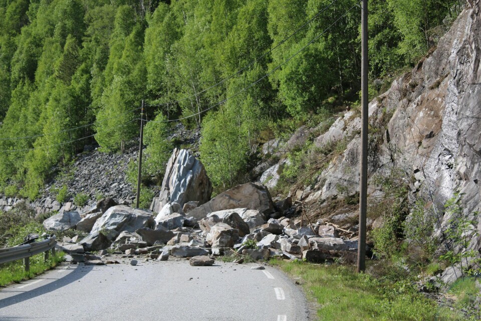Et stort steinras har sperret fylkesvei 570 ved Dyrdal i Alver. Et stort steinras har sperret fylkesvei 570 ved Dyrdal i Alver. Foto: Richard Halland / NTB