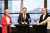 Riksmekler Mats Ruland (i midten), NHOs administrerende direktør Ole Erik Almlid og LO-leder Peggy Hessen Følsvik var mandag i et kort møte sammen. Foto: Terje Pedersen / NTB