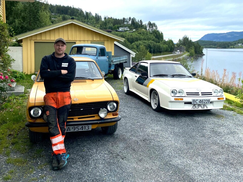 På gårdsplassen står tre av grombilene til Erik Gautehaugen Celius. Fra venstre en Opel Kadett B fra 1973, en Opel Blitz fra 1957 og en Opel Manta B fra 1981. Alle foto: Privat