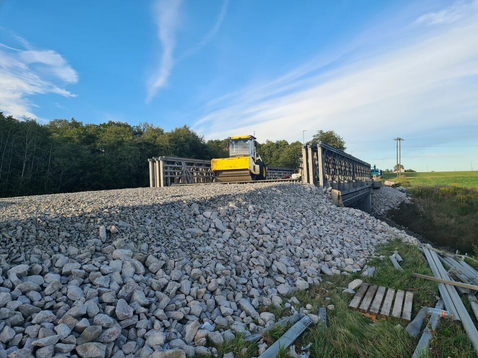 Statens vegvesen satte opp en midlertidig bru og bygde tilførselsrampene til den midlertidige brua for Moumbekken bru. Nå den midlertidige konstruksjonen fjernet og trebrua åpnet. Statens vegvesen satte opp en midlertidig bru og bygde tilførselsrampene til den midlertidige brua for Moumbekken bru. Nå den midlertidige konstruksjonen fjernet og trebrua åpnet. Foto: Kim Eirik Kongshaug Statens vegvesen