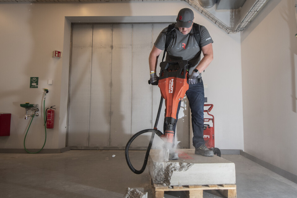 – Det har aldri vært aktuelt før å ha et monster av en meiselmaskin som TE 2000 på batteri før, så Nuron fører også til en utvikling i maskinparken vår, sier produktsjef Sindre Dyb i Motek.