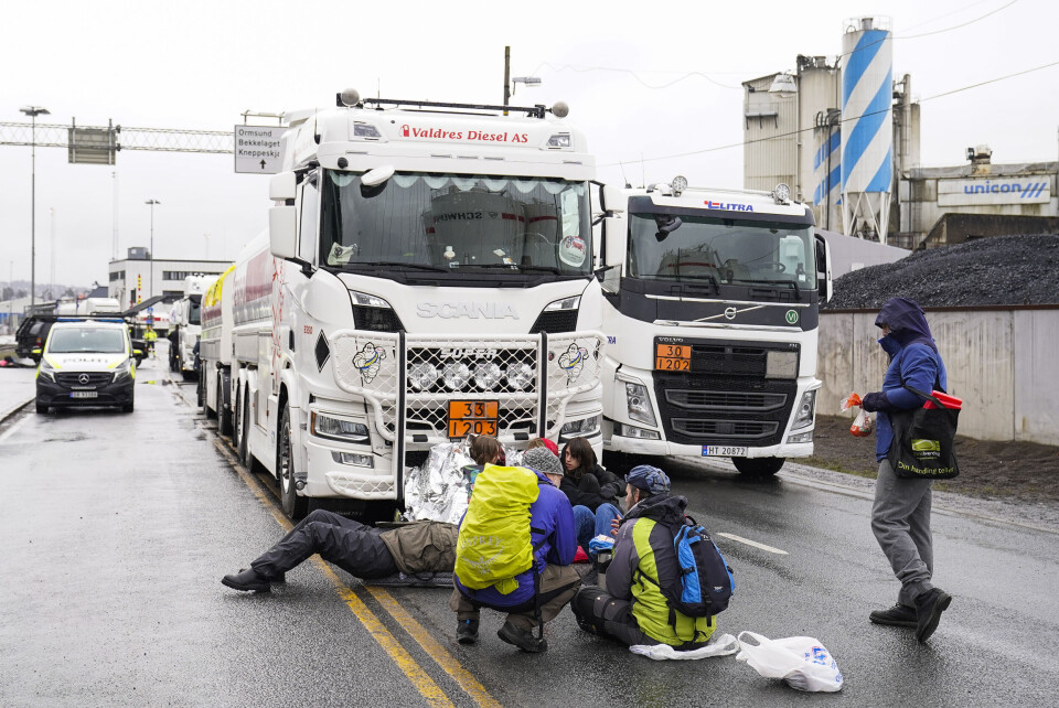 Aksjonister fra Extinction Rebellion Norge stengte for transporten ut av Sjursøya oljeterminal i Oslo mandag. Aksjonister fra Extinction Rebellion Norge stengte for transporten ut av Sjursøya oljeterminal i Oslo mandag. Foto: Torstein Bøe / NTB