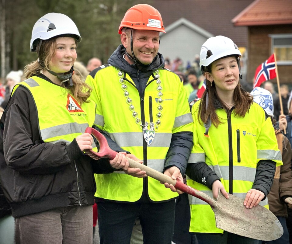 Ordfører Reidar Kaabbel og elevene Amanda og Natalia tok første spadetak. Foto: EUn