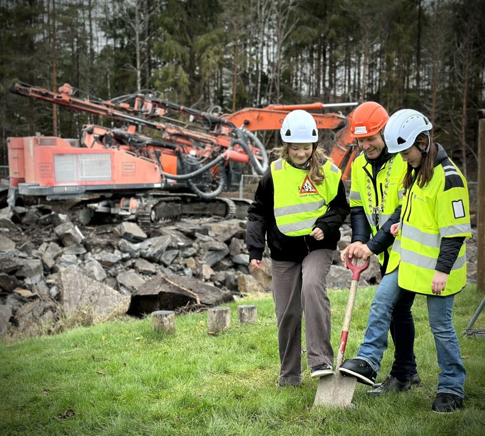 Ordfører Reidar Kaabbel og elevene Amanda og Natalia tok første spadetak. Foto: EUn