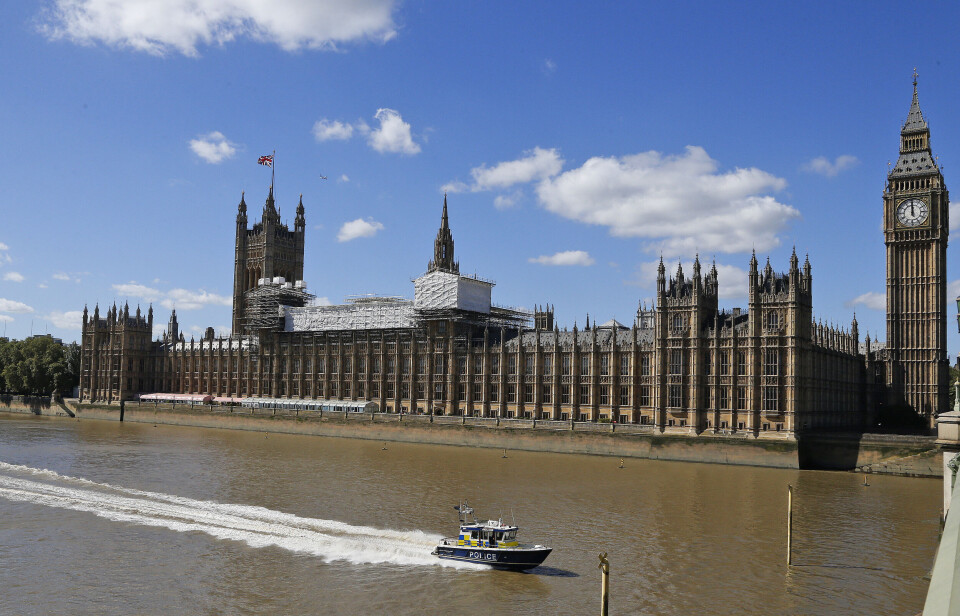 En rapport advarer om at den britiske parlamentsbygningen i London kan falle sammen. Foto: AP Photo/Frank AugsteinStore deler av fasaden, som er skjermet for offentligheten, er rammet av forurensning. Foto: Marius LysøGang mellom Overhuset og Underhuset. Foto: Marius Lysø