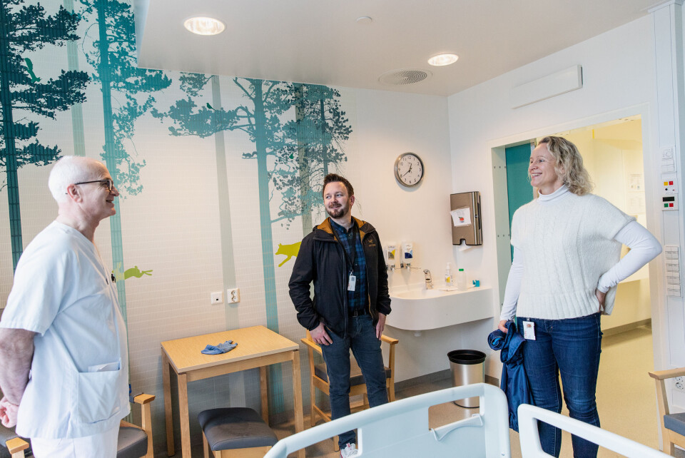 Når pasientene er friske, vaskes isolatrommene helt ned. Her er gulv, møbler og senga fortsatt våt etter utvask. Klikk for større versjon Når pasientene er friske, vaskes isolatrommene helt ned. Her er gulv, møbler og senga fortsatt våt etter utvask.