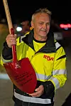 Vegdriftssjef Erlend Aksnes i Risa AS med spaden med påskriften «Lykke til med ny riks- og europavegkontrakt! 9301 Stavanger 2022-27. Trygt fram sammen». Foto: Daniel Skavland, Risa AS