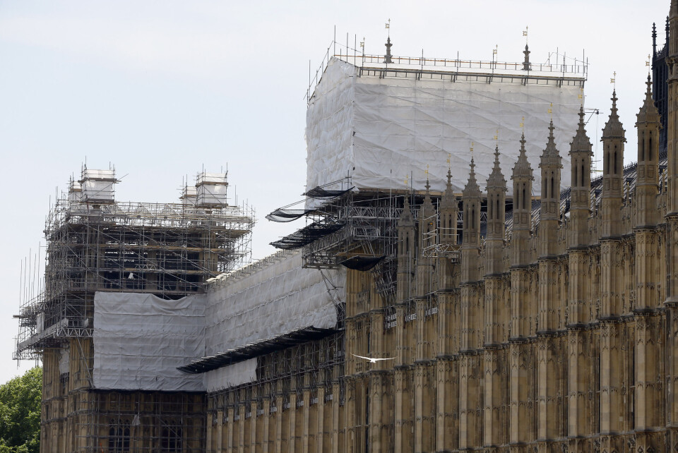 En rapport advarer om at den britiske parlamentsbygningen i London kan falle sammen. Foto: AP Photo/Kirsty WigglesworthStore deler av fasaden, som er skjermet for offentligheten, er rammet av forurensning. Foto: Marius LysøGang mellom Overhuset og Underhuset. Foto: Marius Lysø
