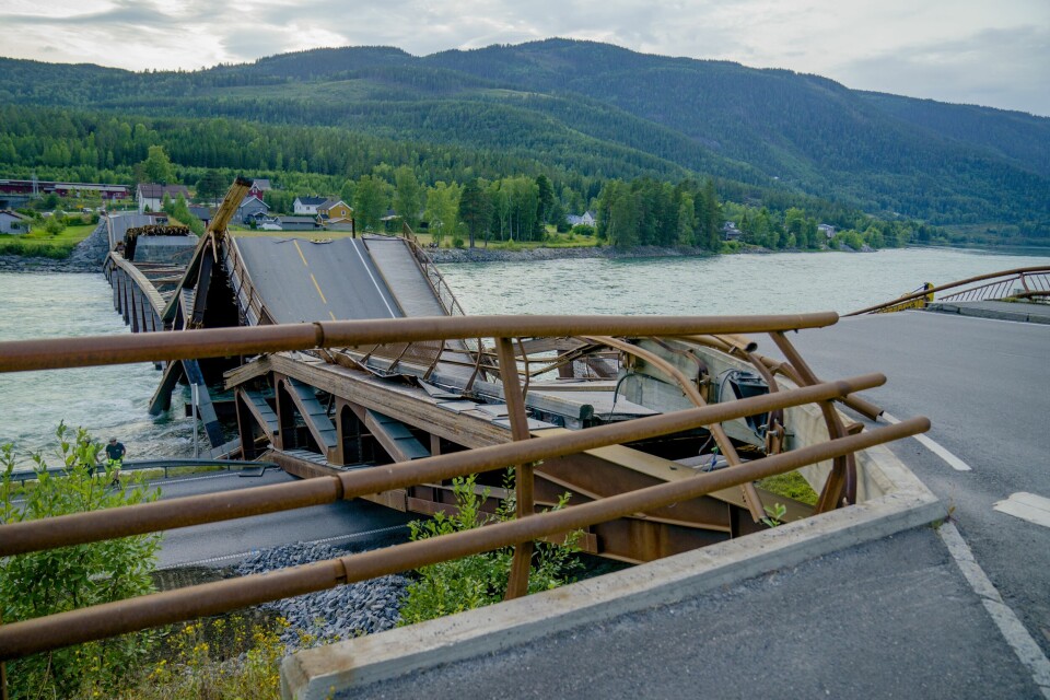 Tretten bru som går over Gudbrandsdalslågen i Gudbrandsdalen kollapset i elva og over E6 med en lastebil og en personbil på. Tretten bru som går over Gudbrandsdalslågen i Gudbrandsdalen kollapset i elva og over E6 med en lastebil og en personbil på. Foto: Stian Lysberg Solum / NTB