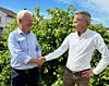 Administrerende direktør i Ø.M. Fjeld, Kjell Bjarte Kvinge (til høyre), ønsker styreleder og hovedeier Helge Klyve velkommen inn i Ø.M. Fjeld-konsernet. Foto: Ø. M. Fjeld
