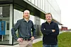 Even Helly-Hansen Sørbye (produktutvikling og teknisk salg) og Per Christian Edin (salgs- og markedssjef) foran Oldroyds nye fabrikk i Stathelle i Bamble kommune. Foto: Oldroyd