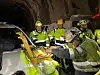 Skytebas Ottar Bech i Implenia Stangeland klargjør for gjennomslagssalven i Rossåstunnelen på E39 Lyngdal øst - Lyngdal vest. Til venstre er Harald J. Solvik, prosjektsjef i Nye Veier og Adler Enoksen, prosjektleder JV Implenia Stangeland. Foto: Nye Veier