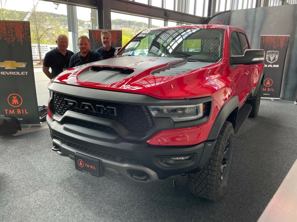 TM Bil kan stolt vise frem råskinnet RAM 1500 TRX på Vei og Anlegg. Fra venstre Tore Amdahl, Thomas Olsby og Morten Syversen. TM Bil kan stolt vise frem råskinnet RAM 1500 TRX på Vei og Anlegg. Fra venstre Tore Amdahl, Thomas Olsby og Morten Syversen.