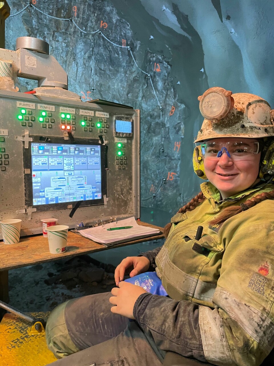 Leah Svendsen har alltid trivdes å jobbe med praktiske ting, og sier at en jobb i anleggsbransjen er midt i blinken enten du er jente eller gutt. Klikk for større versjon Leah Svendsen har alltid trivdes å jobbe med praktiske ting, og sier at en jobb i anleggsbransjen er midt i blinken enten du er jente eller gutt.