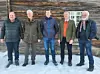 Fra venstre: Dag Raaberg (direktør i Stiftelsen Norsk Skogfinsk Museum), Jan Anders Larsson (styreleder i Norsk Skogfinsk Museum), Daniel Granvoll (anleggsleder ØMF Romerike Kongsvinger), Jonas Nykänen (prosjektleder ØMF Romerike Kongsvinger) og Birger Nesholen (faglig leder i Norsk Skogfinsk Museum). Foto: Jonas Ekholm, Ø.M. Fjeld.