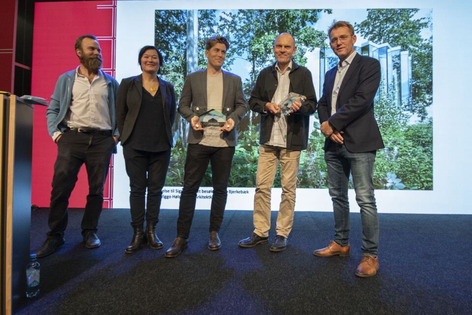 Arkitekt Jonas Gunerius Larsen (fra venstre), Christine Petersen ved Arkitekthøgskolen, Glassprisen-vinnere Halvard Amble og Carl-Viggo Hølmebakk fra arkitektkontoret Carl-Viggo Hølmebakk AS og jurymedlem og redaktør Harald Aase i Glass & Fasade. Arkitekt Jonas Gunerius Larsen (fra venstre), Christine Petersen ved Arkitekthøgskolen, Glassprisen-vinnere Halvard Amble og Carl-Viggo Hølmebakk fra arkitektkontoret Carl-Viggo Hølmebakk AS og jurymedlem og redaktør Harald Aase i Glass & Fasade.