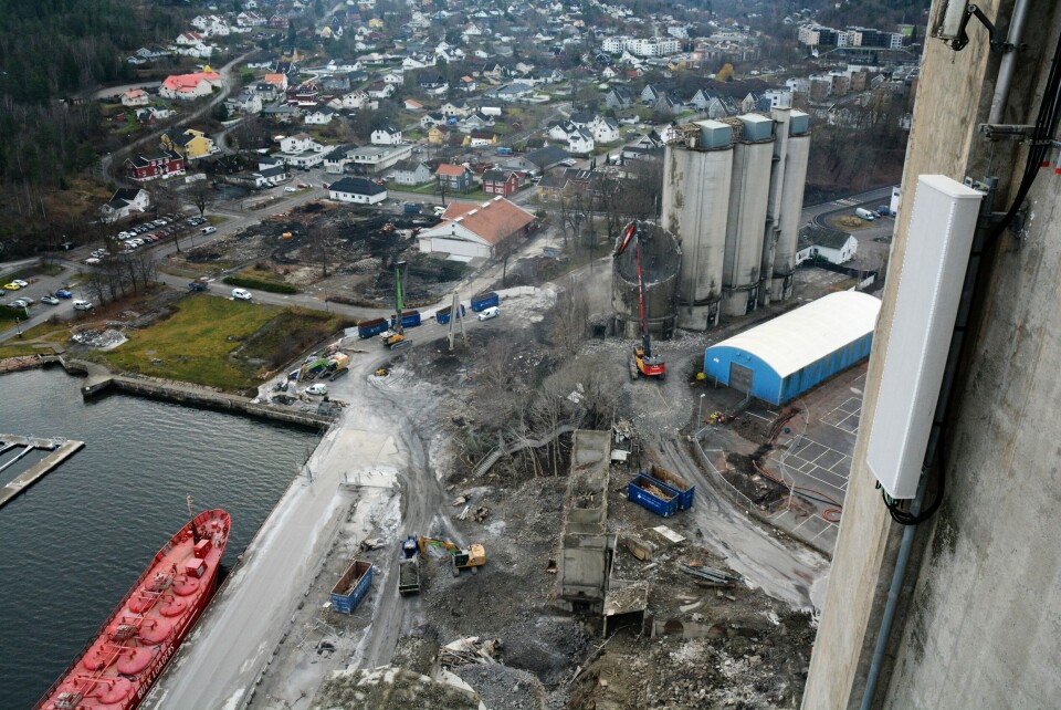 Her fra rivarbeidene desember i fjor da Heidelberg Materials rev sju av i alt 11 siloer i Slemmestad. Vaterland er området til venstre for siloene som rives. Foto: Stefan Offergaard