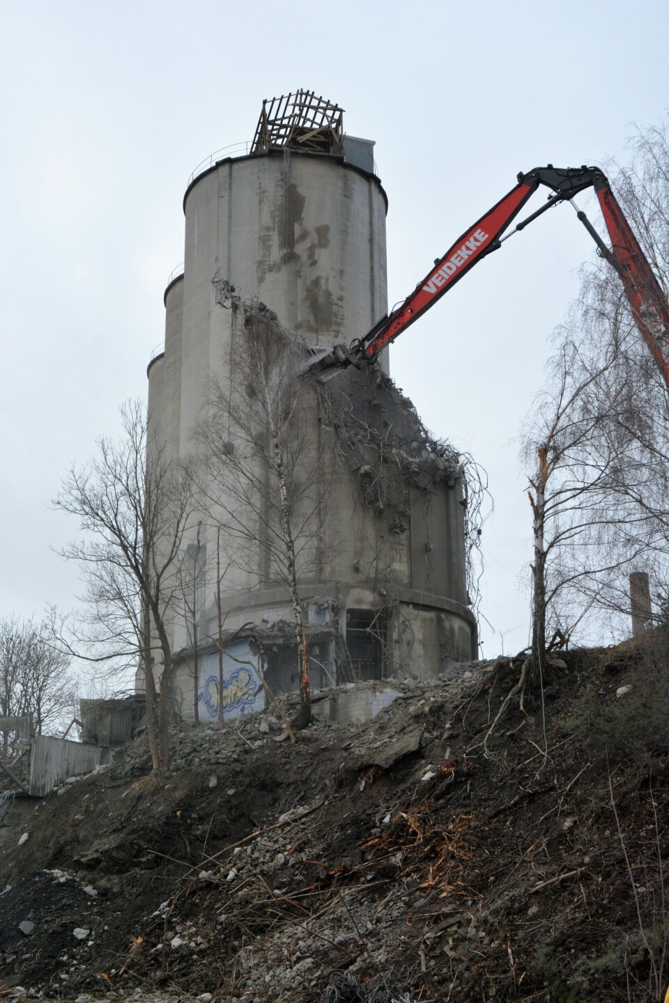 Her fra rivarbeidene desember i fjor da Heidelberg Materials, rev sju av i alt 11 siloer i Slemmestad. Foto: Stefan Offergaard