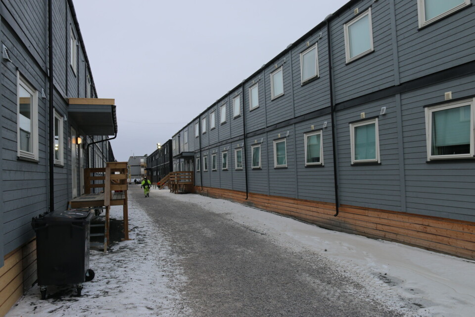 Flere hundre arbeidere bor og jobber på Heggvin Næringspark under oppføringen av datasenteret.