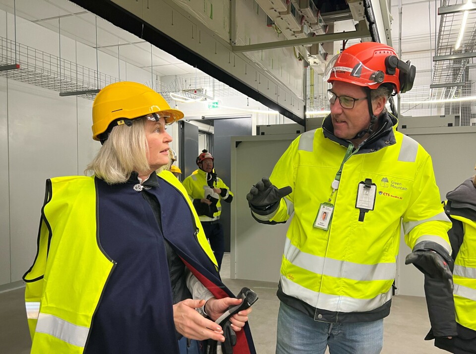 Ordfører Vigdis Stensby i Hamar kommune i samtale med prosjektdirektør Kjetil Bollestad i Green Mountain.