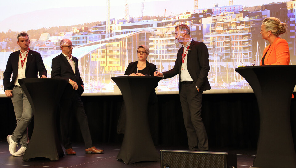 Nestleder i Høyre, Henrik Asheim, administrerende direktør i NHO, Ole Erik Almlid, arbeids- og inkluderingsminister Marte Mjøs Persen (Ap) og Skanska-leder Ståle Rød deltok i debatt. Christine Holtan Bøgh fra EBA var ordstyrer. LOs nestleder Trude Tinnlund skulle også vært med, men var forhindret fra å delta. Foto: Arve Brekkhus