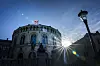Stortinget med det norske flagg og i motlys. Foto: Gorm Kallestad / NTB