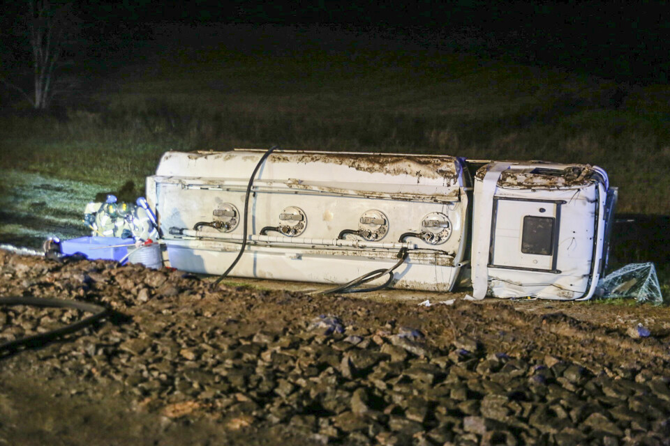 En tankbil med 15.000 liter diesel veltet på gamle E18 i Akershus og sprang lekk.