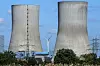 Tysk omlegging til ren, grønn energi tar lenger tid enn mange hadde ventet. Lokal motstand mot inngrep, tungvinte byråkratiske prosesser og høye priser på gass er noen av årsakene. Her ses et kullkraftverk med en vindturbin i bakgrunnen i byen Hamm. Foto: Martin Meissner / AP / NTB
