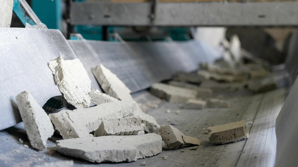 På fabrikken i Skjåk produserer de Glasopor av gjenvunnet embalasjeglass på lokal vannkraft. På fabrikken i Skjåk produserer de Glasopor av gjenvunnet embalasjeglass på lokal vannkraft.Foto: TUM Studio