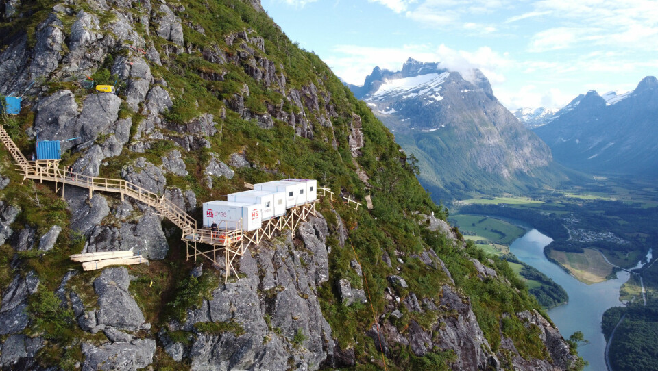 Bygging av taubanemast på Nesaksla.