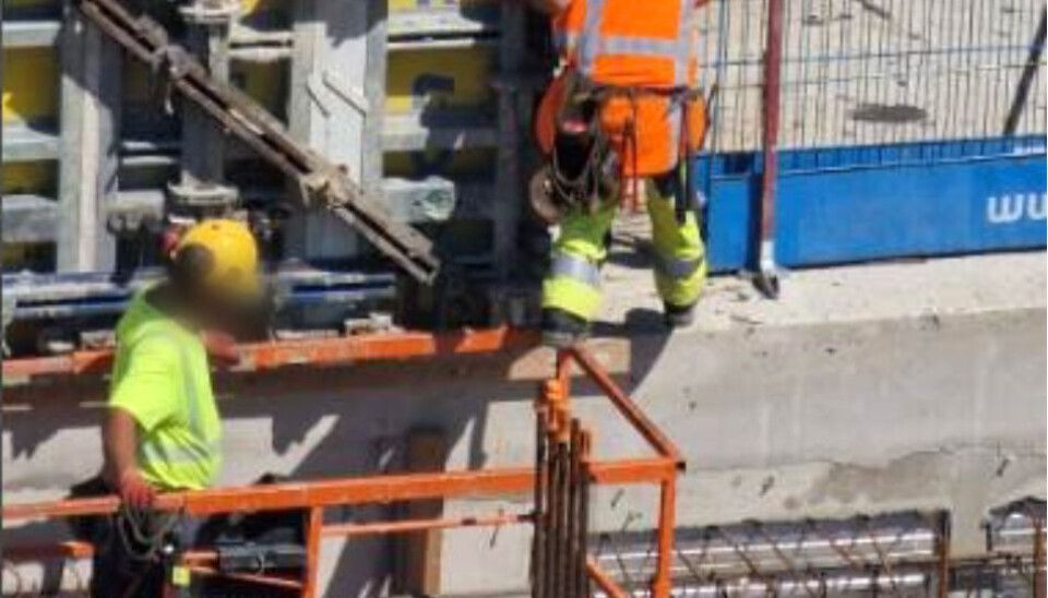 Bildet viser en arbeider på Livsvitenskapsbygget som sommeren 2023 ble fotografert mens han klatret usikret over rekkverket i en sakselift på tredje plan. Prosjektet har opplevd en rekke hendelser med klatring på lift.