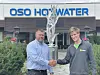 Roy Magnussen. adm. dir. i OSO Hotwater (t.v.) og Remy Bjelde, prosjektleder i Flaget AS. Foto: Flaget