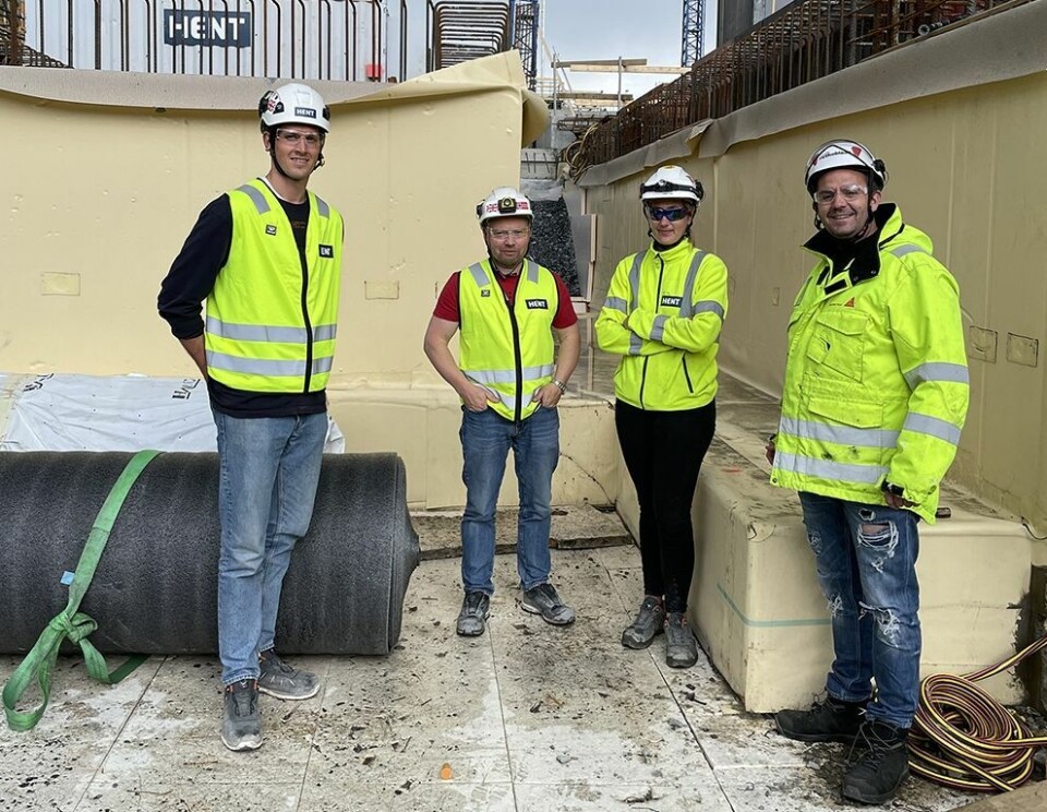 Fra venstre: Tomas Holmestad, anleggsleder Arvid Nordtømme og arbeidsleder Kristine Bandgren fra HENT, og salgsingeniør Magne N. Mørch fra Sika. Klikk for større versjon Fra venstre: Tomas Holmestad, anleggsleder Arvid Nordtømme og arbeidsleder Kristine Bandgren fra HENT, og salgsingeniør Magne N. Mørch fra Sika.
