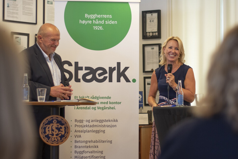 Administrerende direktør Liv Kari Skudal Hansteen i RIF med ordstyrer Bjarne Håkon Hansen.