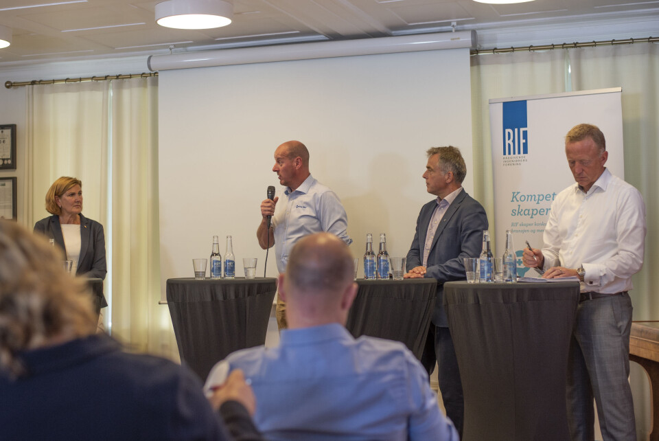 Vegdirektør Ingrid Dahl Hovland i Statens vegvesen (fra venstre), Thomas Breen, direktør i Norsk Vann, Helge Eide, områdedirektør for samfunn, velferd og demokrati i Kommunenes Sentralforbund KS og Harald Nikolaisen, administrerende direktør i Statsbygg.