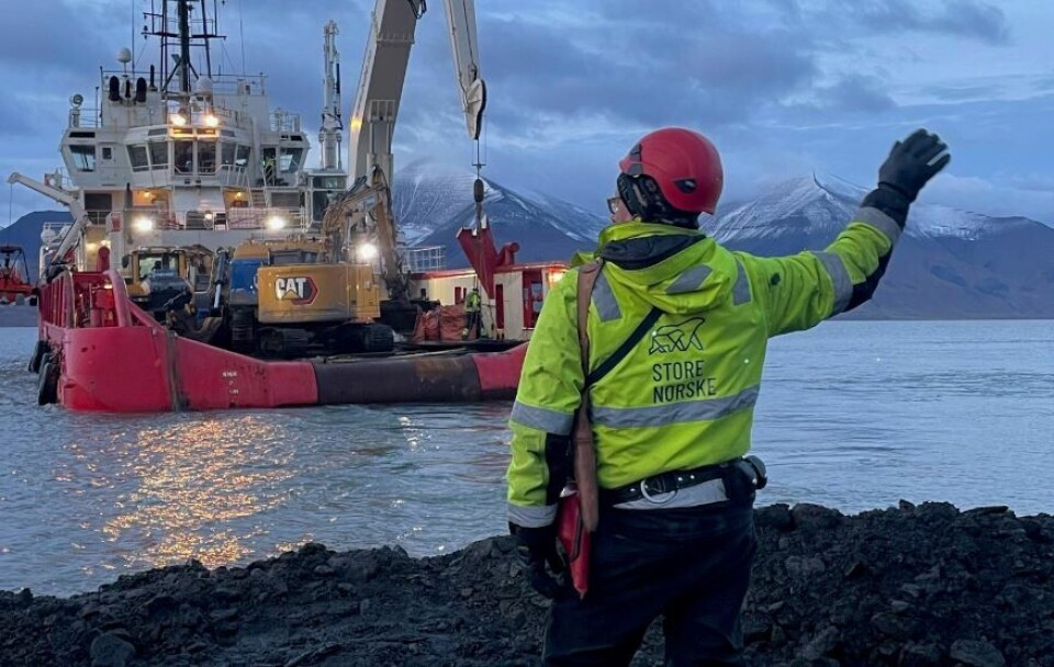Hæhre hentet ut de siste maskinene med båt. Foto Store Norske