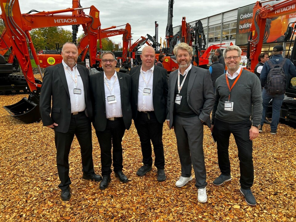 Nasta stilte mannsterke da Byggeindusteien besøkte Hitachi-standen kort tid etter at Bauma åpnet messedørene. Fra venstre Nils Arve Norendal, Ola Vik, Roar Skogvoll, Ole Kristian Skauan og Lars Engmark. Nasta stilte mannsterke da Byggeindusteien besøkte Hitachi-standen kort tid etter at Bauma åpnet messedørene. Fra venstre Nils Arve Norendal, Ola Vik, Roar Skogvoll, Ole Kristian Skauan og Lars Engmark.