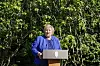 Statsminister Erna Solberg møtte tirsdag ettermiddag pressen utenfor regjeringens representasjonsanlegg. Der gjorde hun det klart at hun ikke har noen planer om å gi seg som Høyre-leder med det første. Foto: Stian Lysberg Solum / NTB
