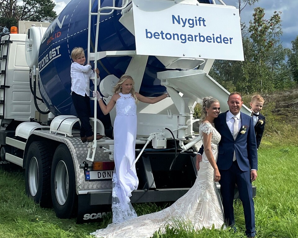 Nygifte Simen og Heidi Aaseth Flisen valgte et utradisjonelt framkomstmiddel fra kirken til festlokalet. Nygifte Simen og Heidi Aaseth Flisen valgte et utradisjonelt framkomstmiddel fra kirken til festlokalet. Foto: Privat