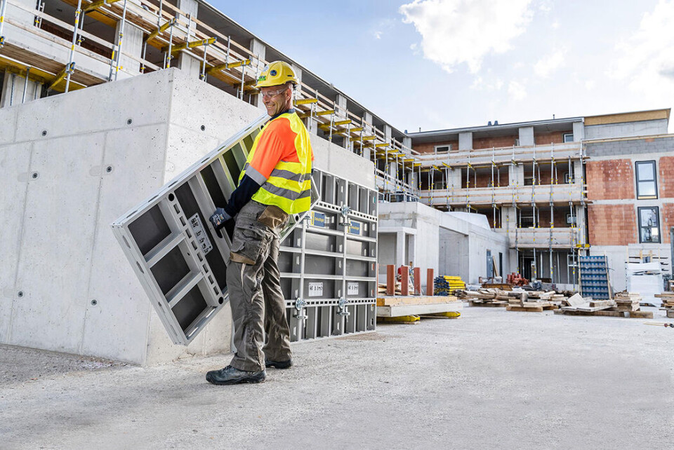 Grunnet den lave vekten kombinert med integrerte, ergonomisk formede håndtak og profiler sørger DokaXlight for en skånsom forskaling og redusert fysisk belastning. Grunnet den lave vekten kombinert med integrerte, ergonomisk formede håndtak og profiler sørger DokaXlight for en skånsom forskaling og redusert fysisk belastning. Foto: DokaXlight, ultralett håndholdt forskaling. Copyright: Doka