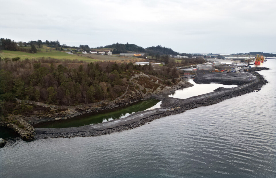 Den maksimale sjødybden på utfyllingen vil være 60 meter, ifølge Statsforvalteren, og utfylling vil utføres med lekter eller fra flytende rampe opp til kote -10. Foto: Øyvind Ellingsen/Statens vegvesen