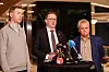 Riksmekler Mats Ruland (i midten) sammen med fungerende leder Knut E. Sunde i Norsk Industri (t.v.) og Fellesforbundets leder Jørn Eggum på pressekonferansen etter at partene i frontfaget ble enige søndag kveld. Foto: Frederik Ringnes / NTB