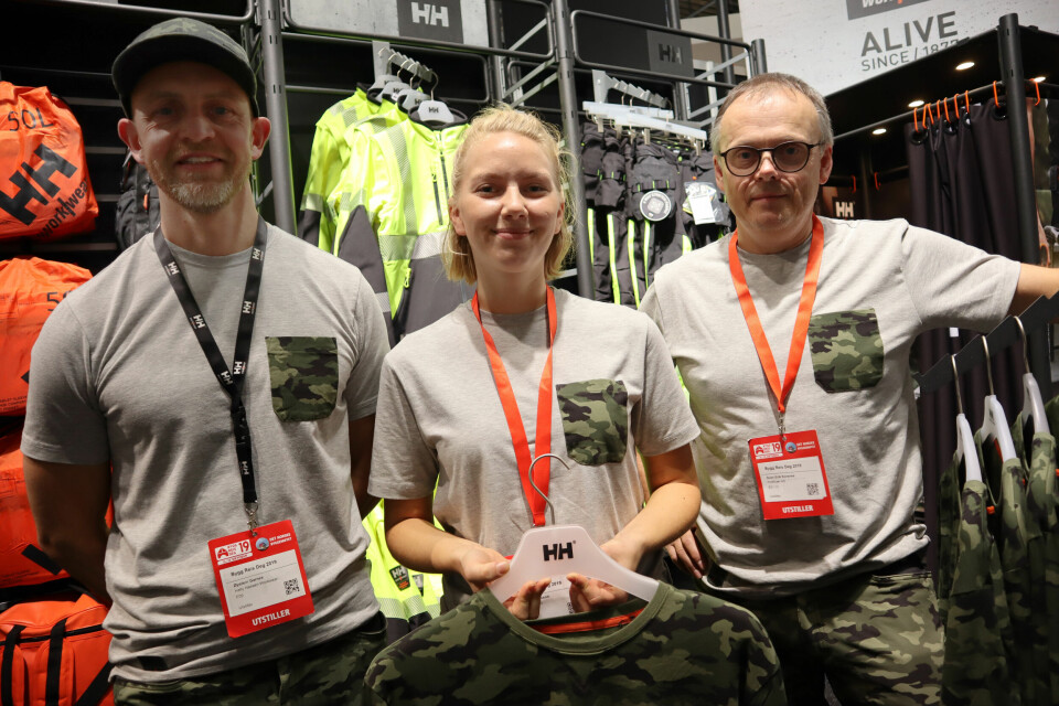 Øystein Garnes i Helly Hansen, Mathea Larsson og Svein Erik Korsnes i Proffklær forteller at håndverkerne blir mer og mer motebevisste når det gjelder arbeidsklær. Foto: Svanhild Blakstad