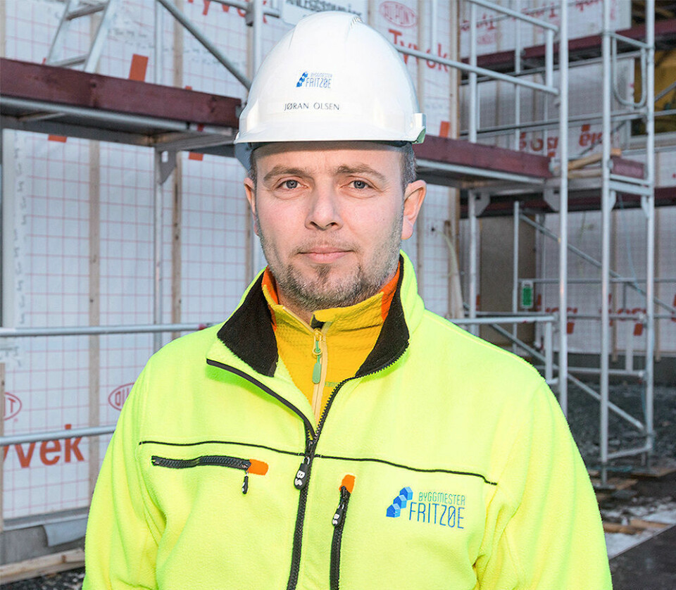 Prosjektleder Jøran Olsen på byggeplassen der sju eneboliger ferdigstilles i løpet av høsten. ( Klikk for større versjon)Klikk for større versjon
