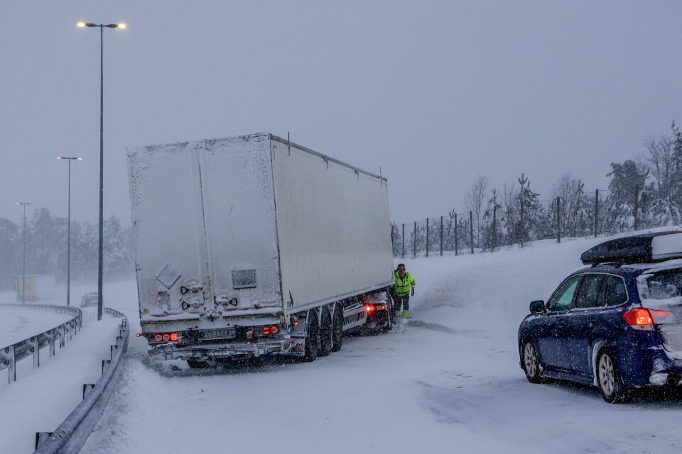 Mye snø har kommet på Sørlandet. Trafikken sto ved Gaupemyr i Lillesand tirsdag. Foto: Tor Erik Schrøder / NTB