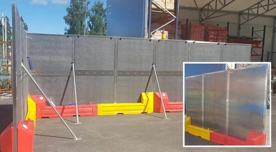 Systemet består av panel som absorberer støy på begge sider av veggen.