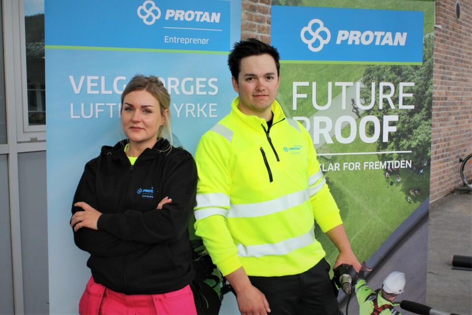Unge lovende: Ingvild Fjellheim og Sondre Almerud Øy trives på taket som lærlinger i landets største takentreprenør Protan Entreprenør, men ønsker seg flere unge kollegaer.